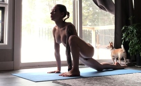 slender-amateur-teen-with-perky-boobs-enjoying-naked-yoga