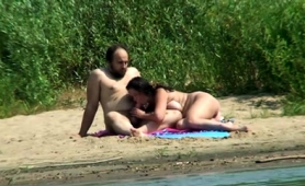 beach-voyeur-finds-a-horny-couple-enjoying-wild-sex
